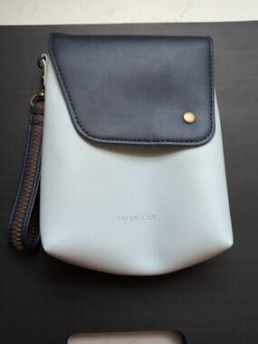 Raven Lily American Airlines Flagship Business Class Amenity Kit Pouch Bag Blue